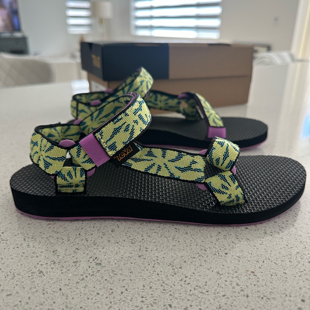 Teva Black Sandals w/ Green Leaf Design. Woman’s size 7. New in box. - Picture 3 of 6